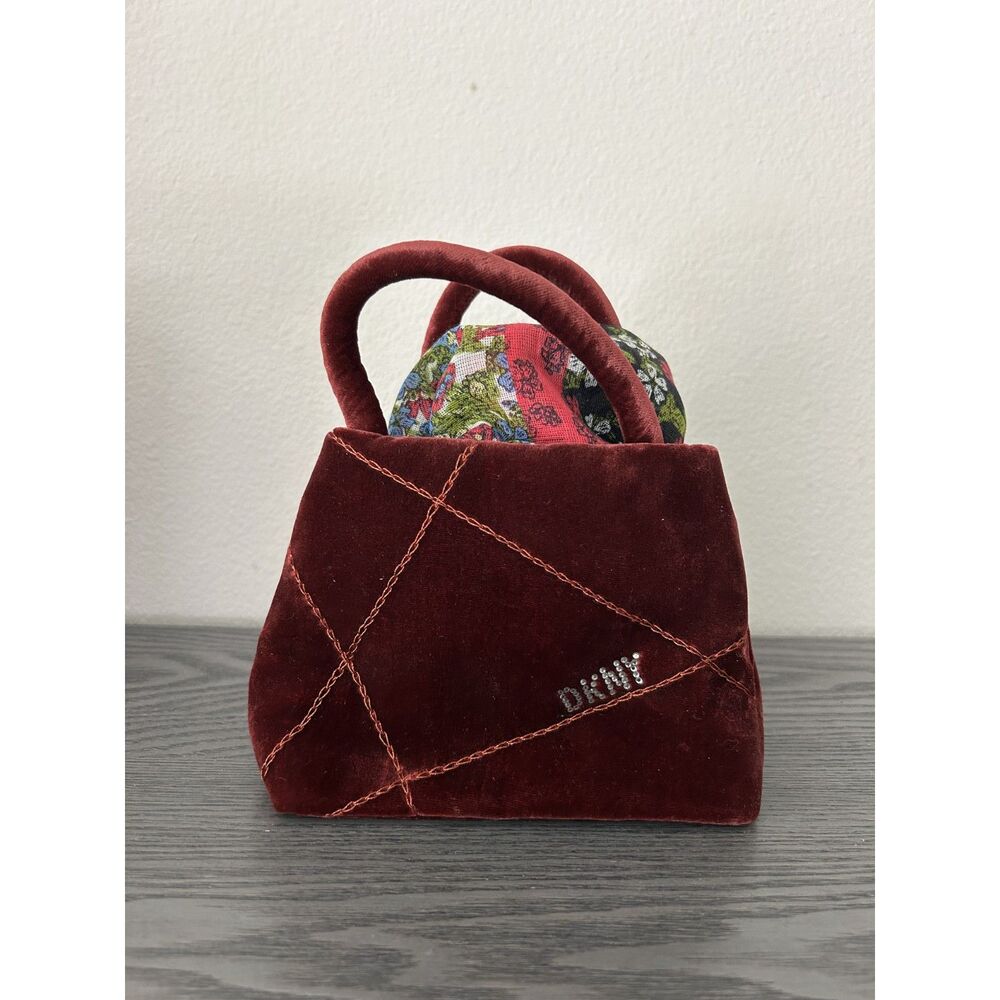 Beautiful and dainty DKNY small bag.